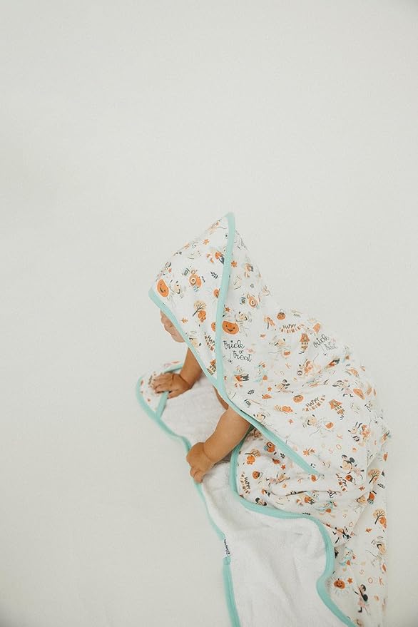 Copper Pearl Premium Knit Hooded Bath Towel 'Mickey Mouse's Boo Bash'