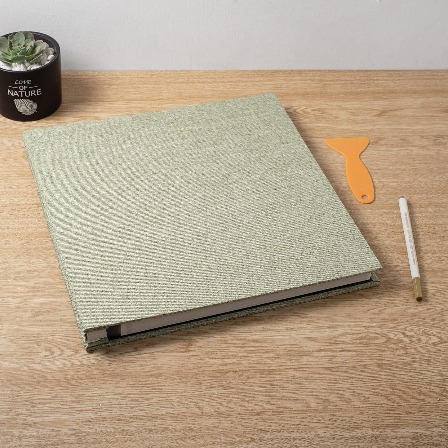 Large Photo Album Self Adhesive Scrapbook Album for 4×6 8×10 Pictures DIY Magnetic Linen Cover Album 40 Pages for Family Wedding Gifts with Metal Pen and Plastic Board