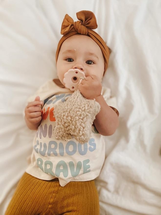 Ali+Oli Pacifier for Baby (2-pk) Set Daisy Flower Scallop (Pink-White) Concaved Shield Newborn Pacifiers, BPA-Free Silicone Baby Pacifier Set, Baby Binkies, Chupones para Bebes