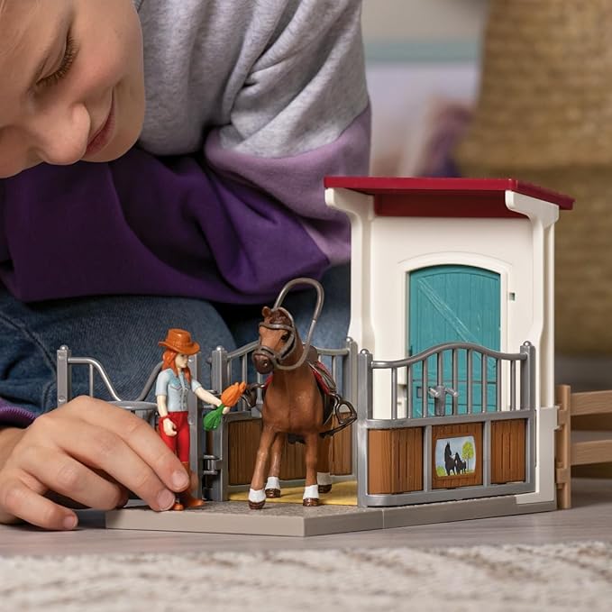 Schleich Horse Club - 25PC Hannah and Cayenne Horse Toy Stall Playset with Accessories - Customizable Stable Name Tag - Realistic, Posable Rider and Pony Toys for Girls and Boys - Kids Ages 5+ - 42710